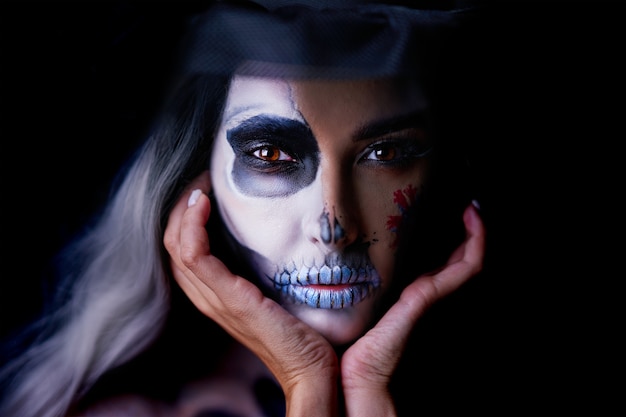 Espeluznante retrato de mujer con maquillaje gótico de halloween