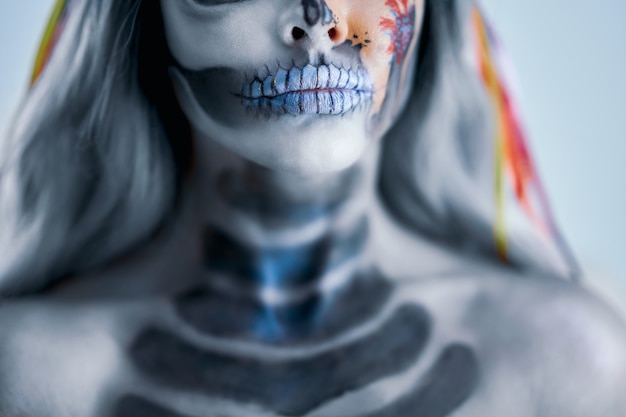 Espeluznante retrato de mujer con maquillaje gótico de halloween