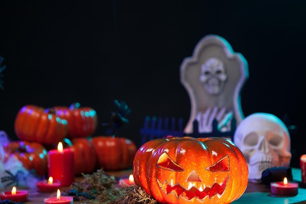 Espeluznantes calabazas de halloween en una mesa de madera. decoración de Halloween. Calavera embrujada aterradora.