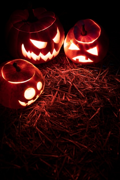 Espeluznantes caras brillantes de calabaza de halloween