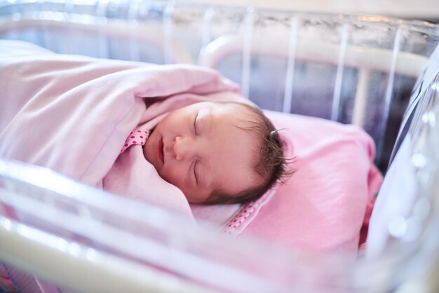 Esperamos que todos os seus sonhos se tornem realidade Foto de uma menina recém-nascida enrolada em um cobertor no hospital