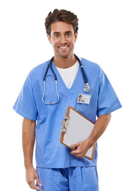 Foto esperando y listo para ayudar retrato de estudio de un joven médico sosteniendo un portapapeles