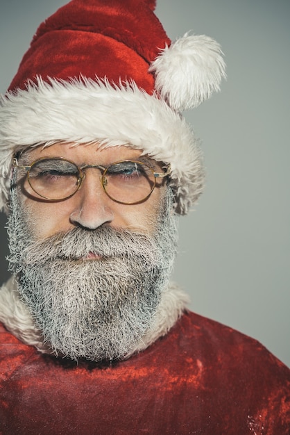 Foto esperando navidad y año nuevo vacaciones familiares año nuevo navidad e invierno santa barbudo