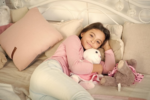 Esperando a santa Invierno feliz año nuevo Compras navideñas niña pequeña durmiendo en casa vacaciones familiares navideñas La mañana antes de Navidad Dormir niño niña con regalo de navidad