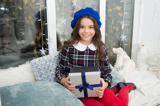 Esperando a santa. Navidad. Niña linda con regalo de Navidad. feliz Año Nuevo. Compras de Navidad. vacaciones familiares de navidad. La mañana antes de Navidad. Querido Santa.