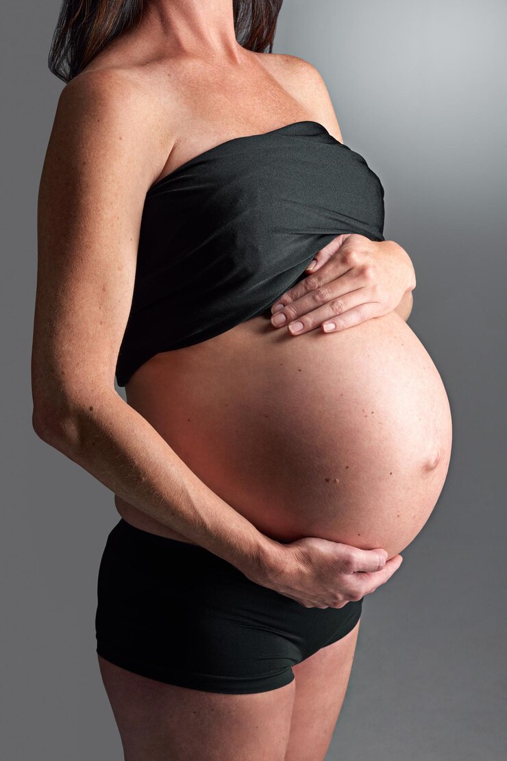 Foto esperando sua chegada em breve uma mulher grávida segurando sua barriga