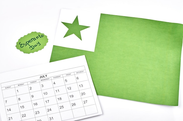 Esperanto-Tageskonzept-Monatskalender auf weißem Hintergrund grüne und weiße Flagge mit Stern