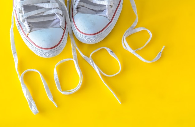 esperanza, mensaje en el cordón del zapato con zapatillas.