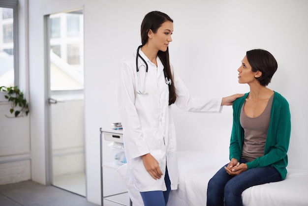 Foto esperar para ouvir é a pior parte foto de uma jovem recebendo notícias de seu médico em uma clínica