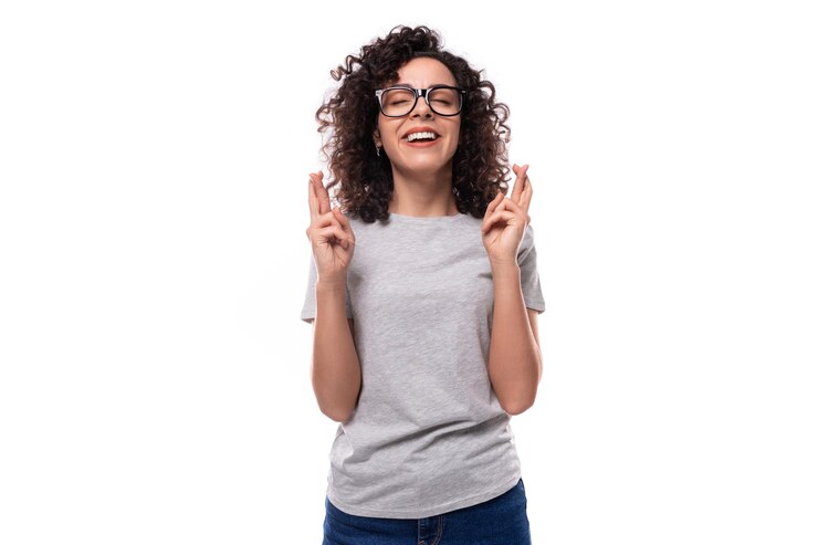 Espero que a promotora morena com óculos e uma camiseta cinzenta cruze os dedos.