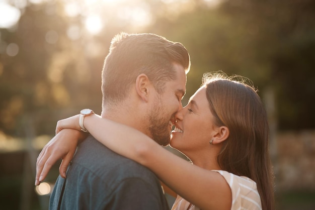 Espero que nossa história de amor nunca acabe foto de um casal carinhoso passando o dia ao ar livre