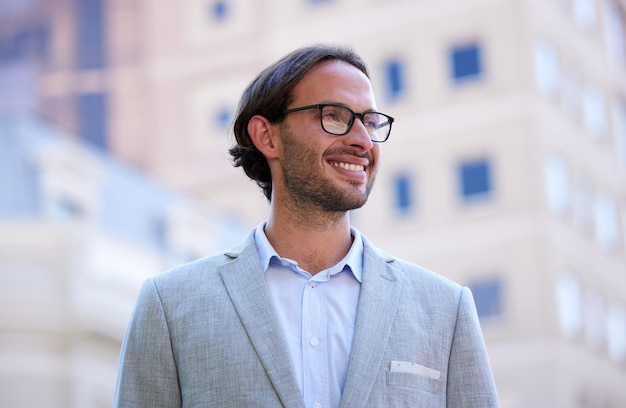 Espero volver a tener un gran éxito algún día pronto Foto de un joven hombre de negocios que parece pensativo mientras está en la ciudad