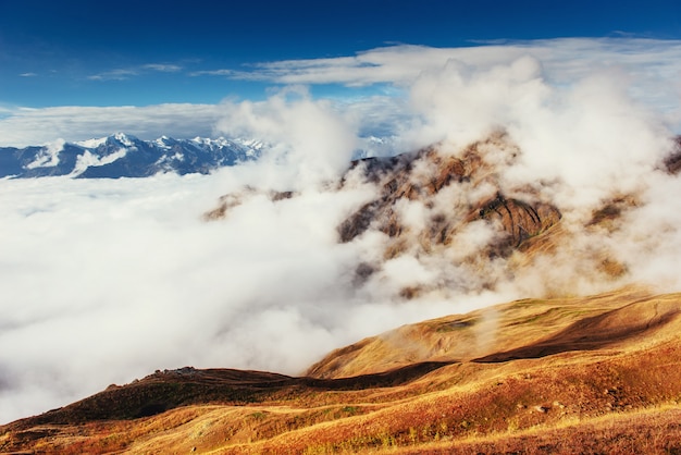 Espesa niebla en el paso de montaña Goulet. Georgia, Svaneti. Europa.