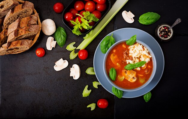 Espesa sopa de tomate con carne picada, champiñones y apio.
