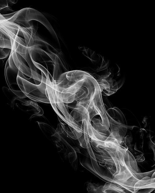 El espeso humo blanco en el fondo oscuro
