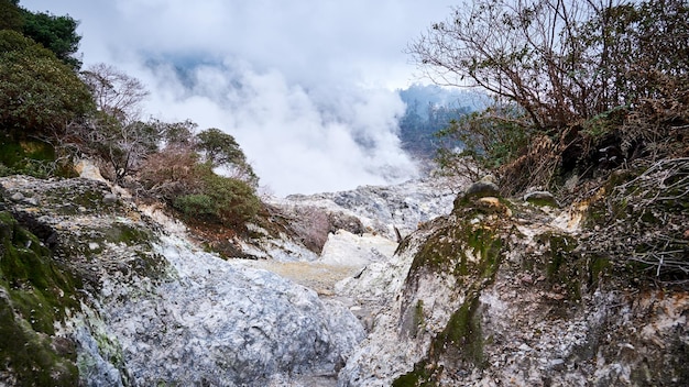 Espeso humo de un cráter en la zona montañosa de Halimun Salak en Indonesia