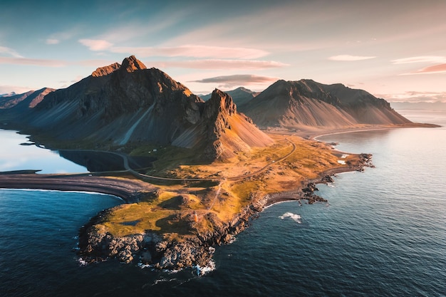 Espetacular Monte Eystrahorn na cordilheira de Krossasnesfjall e a luz do sol brilham pela manhã no litoral no verão no leste da Islândia