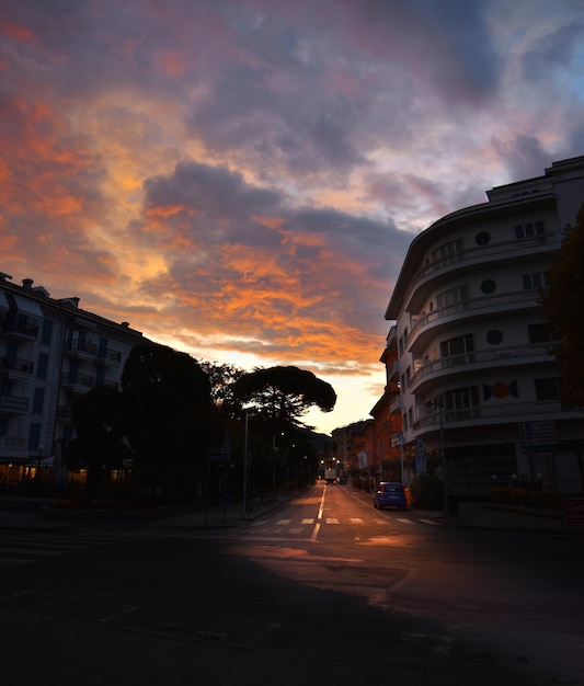 Espetacular nascer do sol nas ruas de Sestri Levante na Ligúria