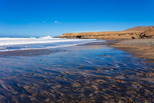 espetacular praia de Garcey com areias vulcânicas pretas e douradas no oeste de Fuerteventura