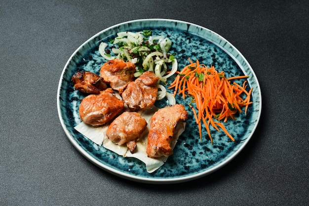 Espetada de porco grelhado com cebola e pão pita Menu de churrasco Espaço livre para texto Fechar