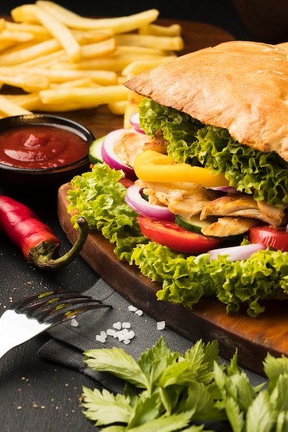 Foto espetada gostosa com ângulo alto com batata frita e salada