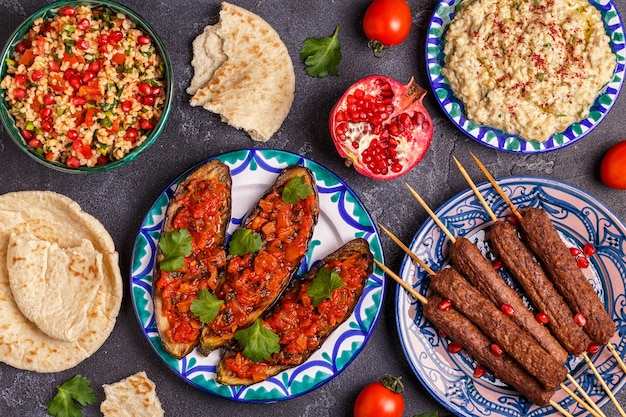 Espetadas clássicas, salada de tabule, ganush de baba e berinjela assada com molho