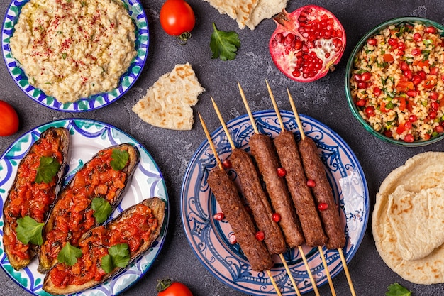 Espetadas clássicas, salada tabule, ganush de baba e berinjela assada com molho.