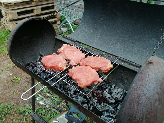 Espetadas de porco grelhadas