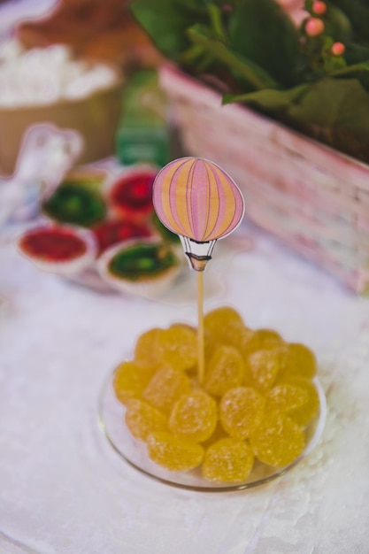 Espete a fruta com um globo na ponta 8562