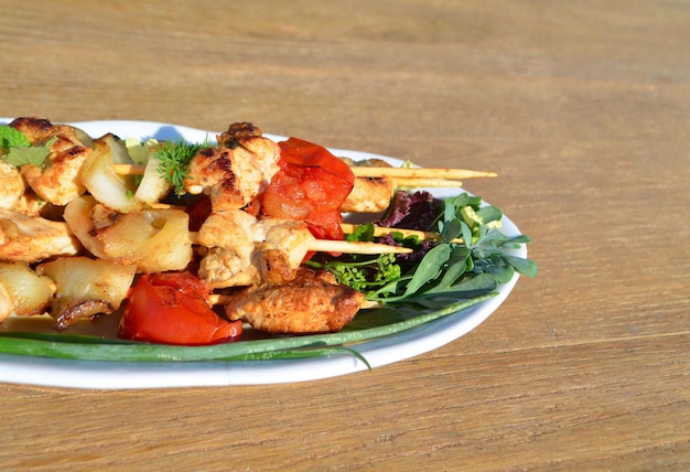 Espetinho de frango com abobrinha e tomate