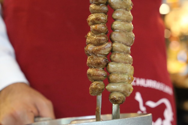Espetinho de linguiça e coração de frango em uma churrascaria no Brasil