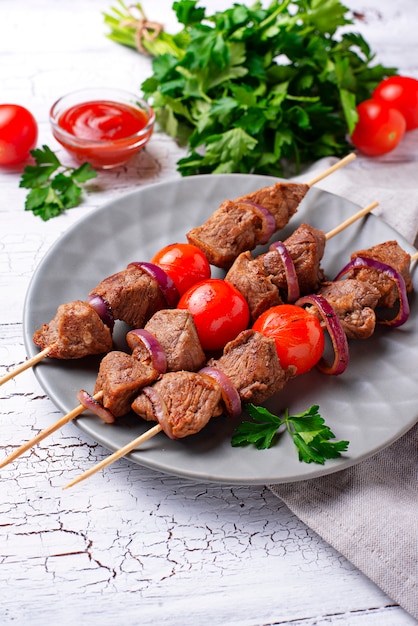 Espetinhos de shish kebab grelhados com tomates