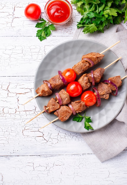 Espetinhos de shish kebab grelhados com tomates