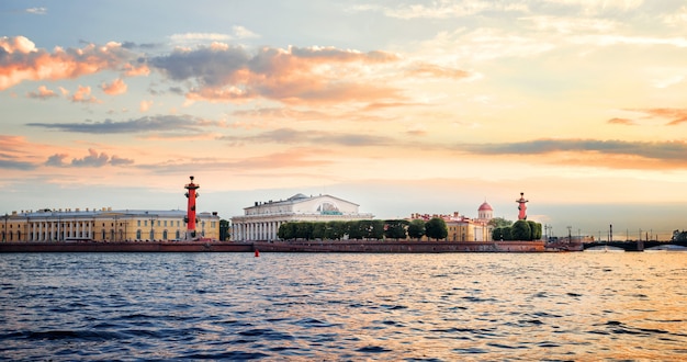 Espeto da ilha vasilyevsky à noite