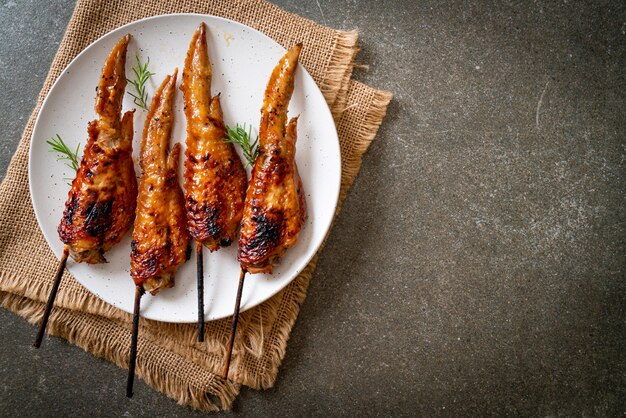 Espeto de asas de frango grelhado no prato