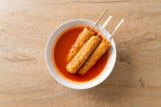 Espeto de bolo de peixe coreano Omuk em sopa picante coreana