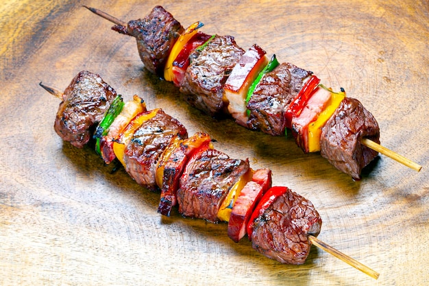 Espeto de carne de churrasco com legumes