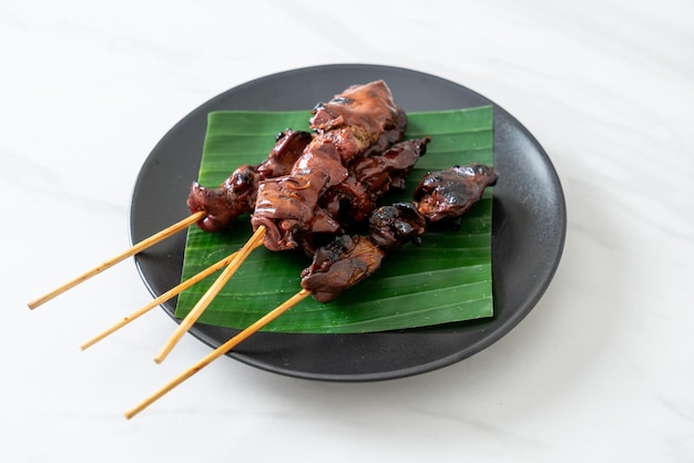 espeto de fígado de frango grelhado - estilo de comida de rua asiática