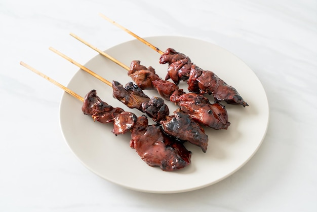 espeto de fígado de frango grelhado yakitori servir no estilo izakaya - estilo de comida asiática