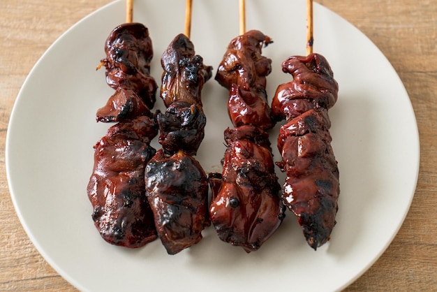 espeto de fígado de frango grelhado yakitori servir no estilo izakaya - estilo de comida asiática