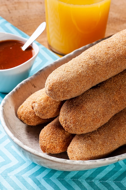 Espeto de frango à milanesa e frito. petisco típico brasileiro.