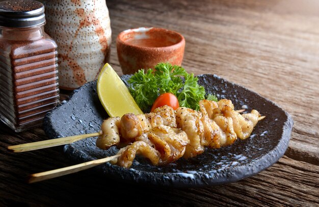 Espeto de frango grelhado à japonesa com sal e pimenta.