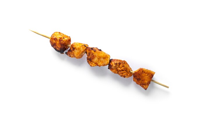 Espeto de frango isolado no branco. Souvlaki isolado.