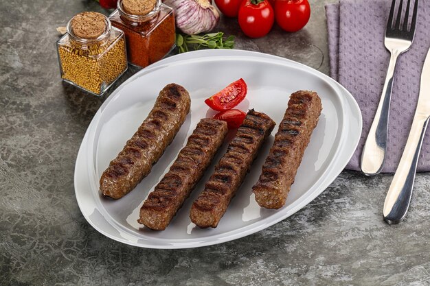 Espeto de kebab de carne grelhada carne picada