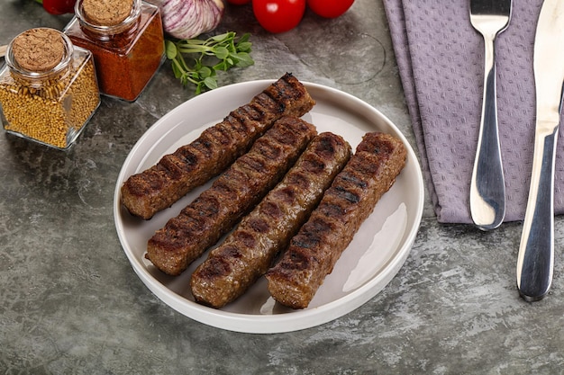 Espeto de kebab de carne grelhada carne picada