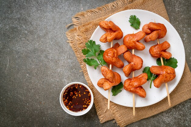 espeto de linguiça frita com molho