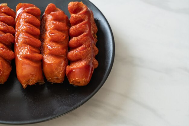 espeto de linguiça frita na chapa preta