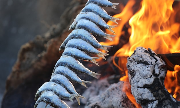 espeto de sardinha troncos de azeitona e fogo na praia