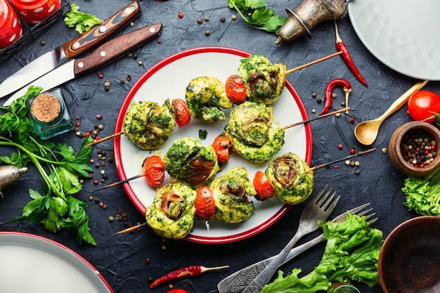 Espetos com frango grelhado e bacon marinado em uma marinada verde. espetadas de peito de frango