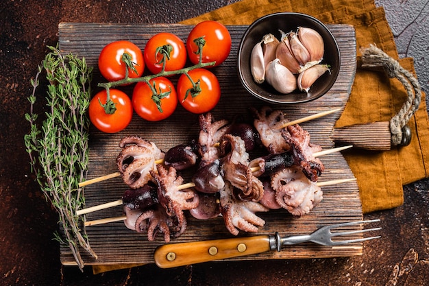 Espetos com polvos de bebê assados para churrasco Fundo escuro Vista superior